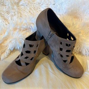 Aerosol Women’s Taupe Bootie Size 9